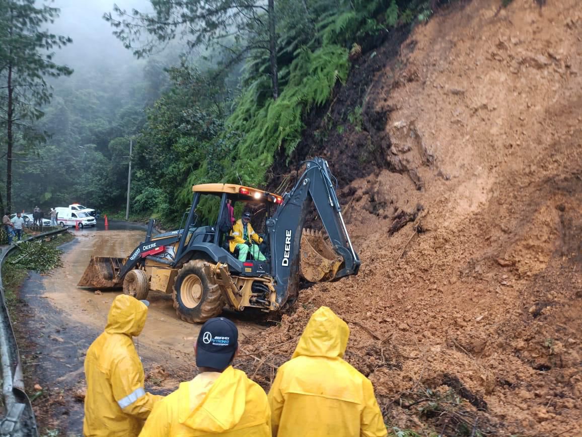 Lluvias dañan más de 900 km de carreteras en 5 estados; Sheinbaum confirma avances en restauración