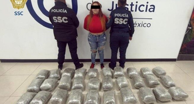 Mujer es detenida en CDMX con 30 kilos de mariguana y una subametralladora