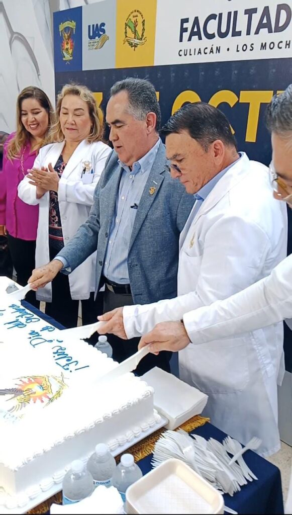 Rector Jesús Madueña Molina cortando el pastel en la celebración del Día del Médico.