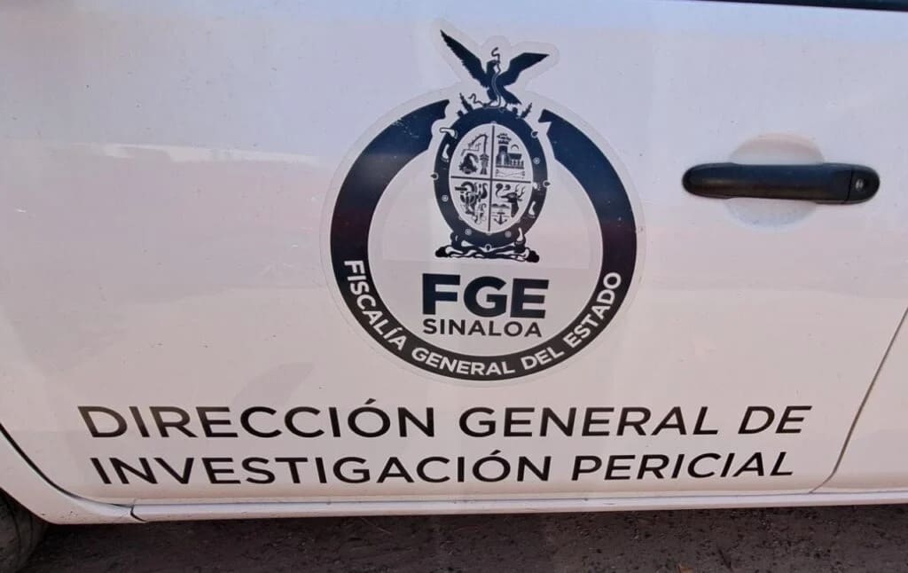 Logo de la FGE en una puerta