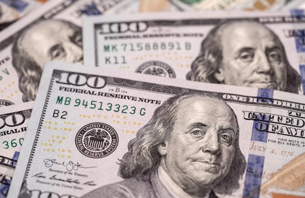 Billetes de dólar apilados