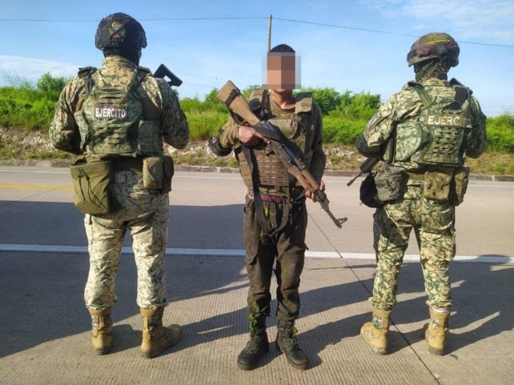 Ejército detiene a dos civiles con armas y chalecos tácticos