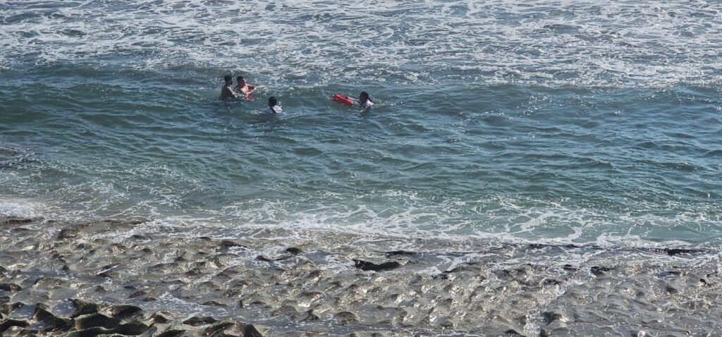 Elementos salvavidas ponen a salvo a tres bañistas turistas en playas de Mazatlán