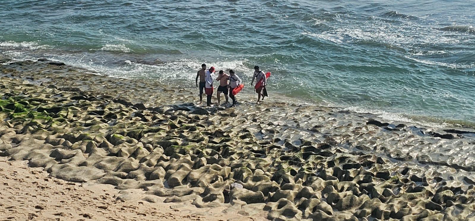 Elementos salvavidas ponen a salvo a tres bañistas turistas en playas de Mazatlán
