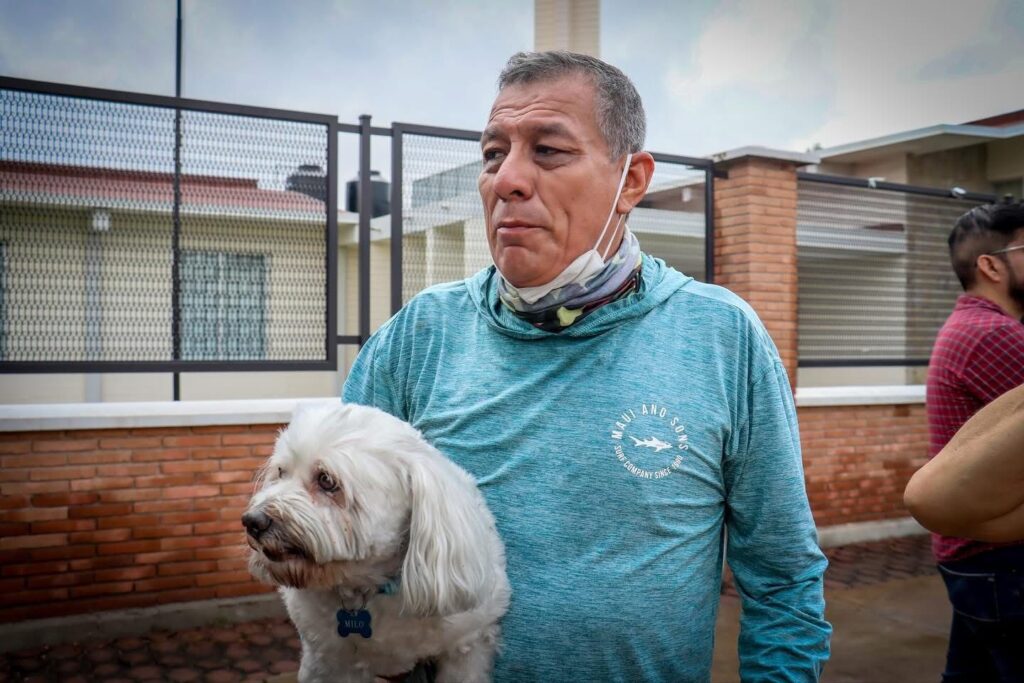 Este fue el empleado y mascota que fue rescatada al interior del incendio.