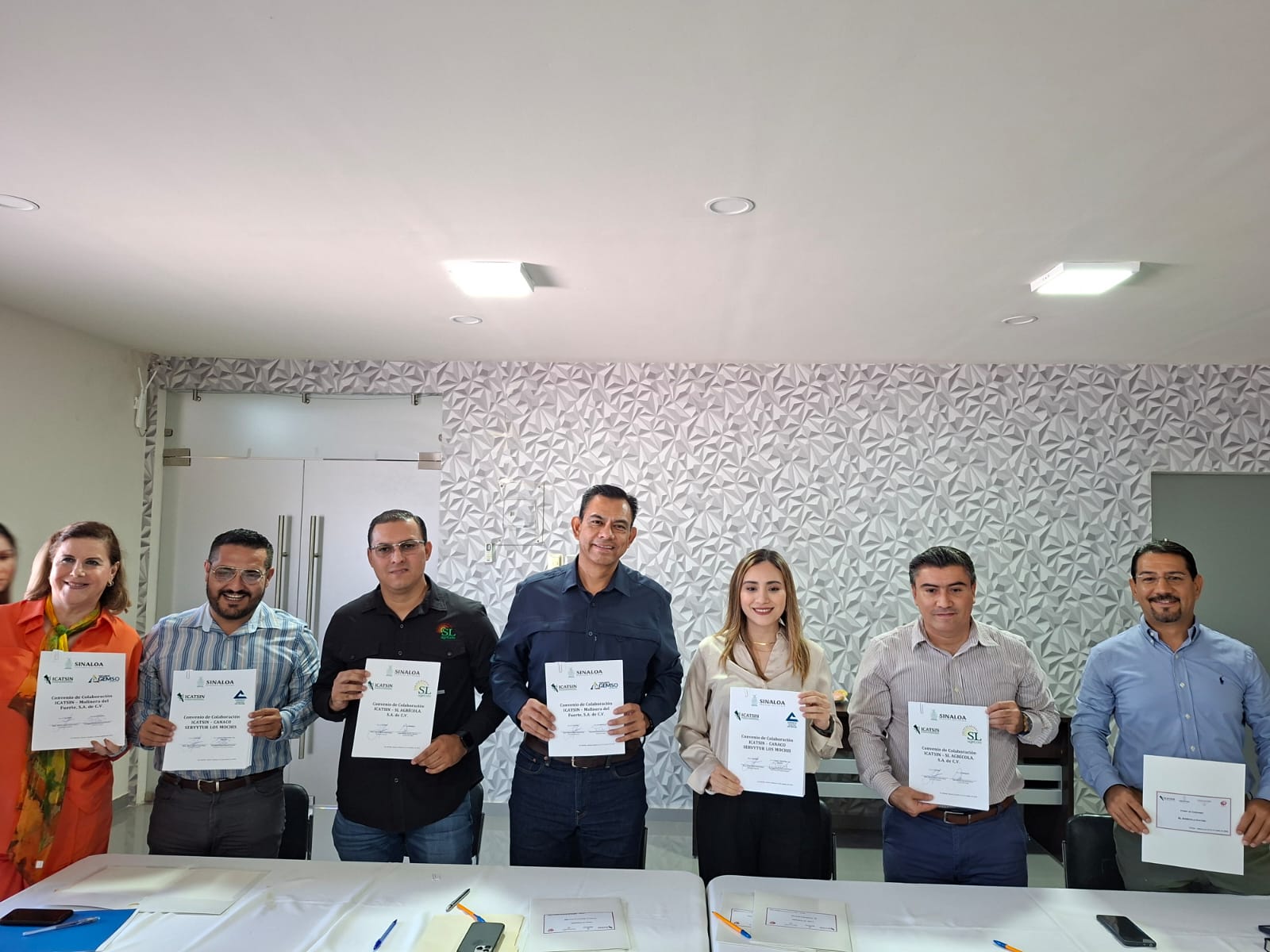 Firma de convenio entre Icatsin, Canaco Los Mochis y las empresas Grupo Félix, SL Agrícola y Molinera del Fuerte.