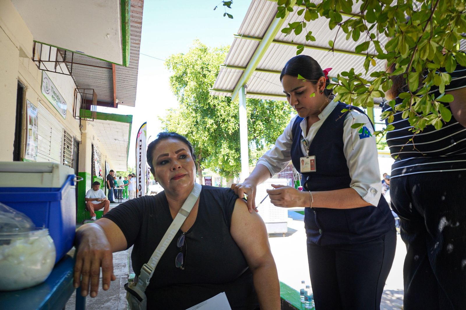Enfermera vacunando a mujer