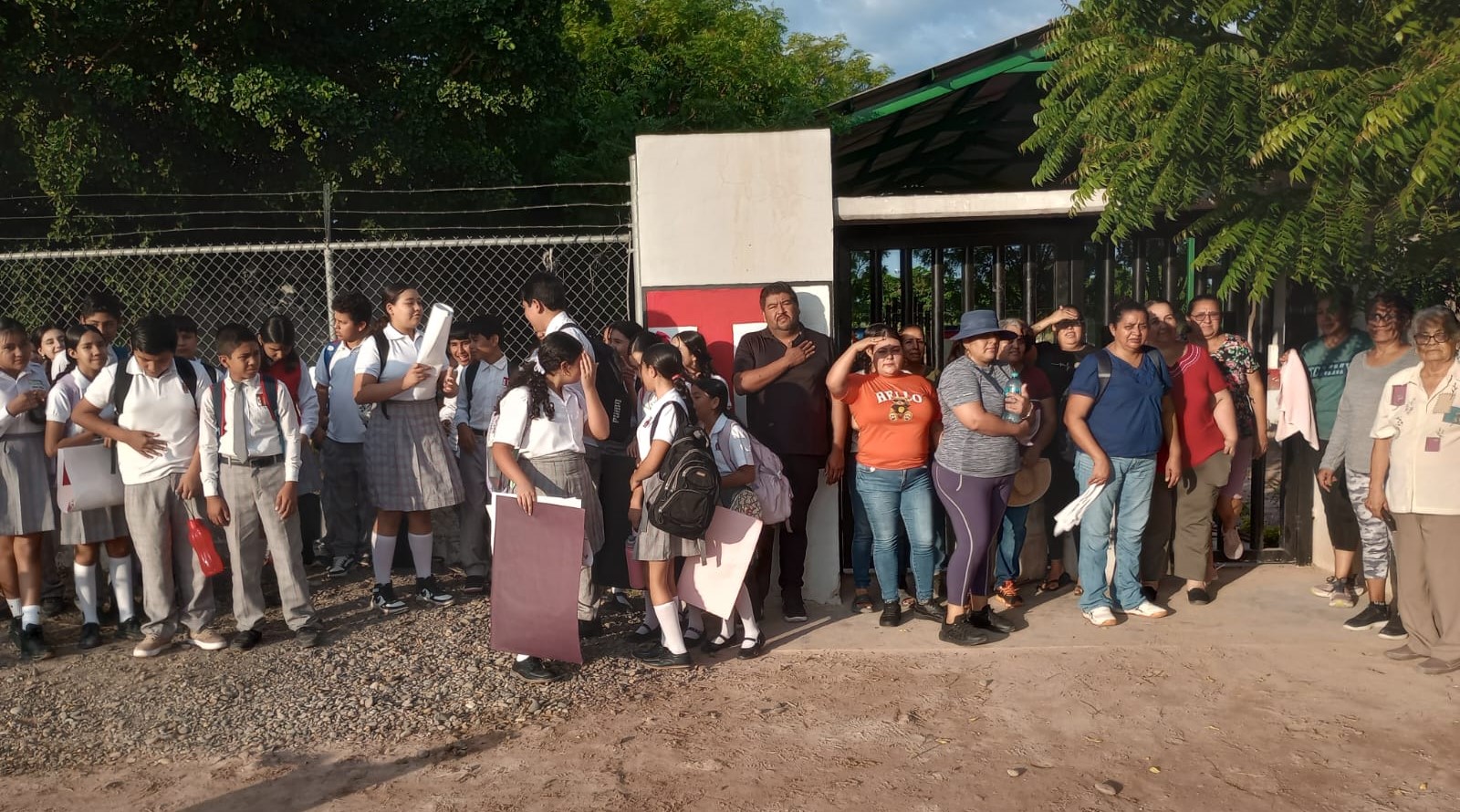 Padres de familia exigen una solución inmediata