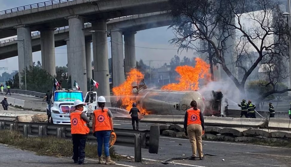 Dos personas continúan hospitalizadas tras explosión de pipa en Iztapalapa: Secretaría de Salud CDMX