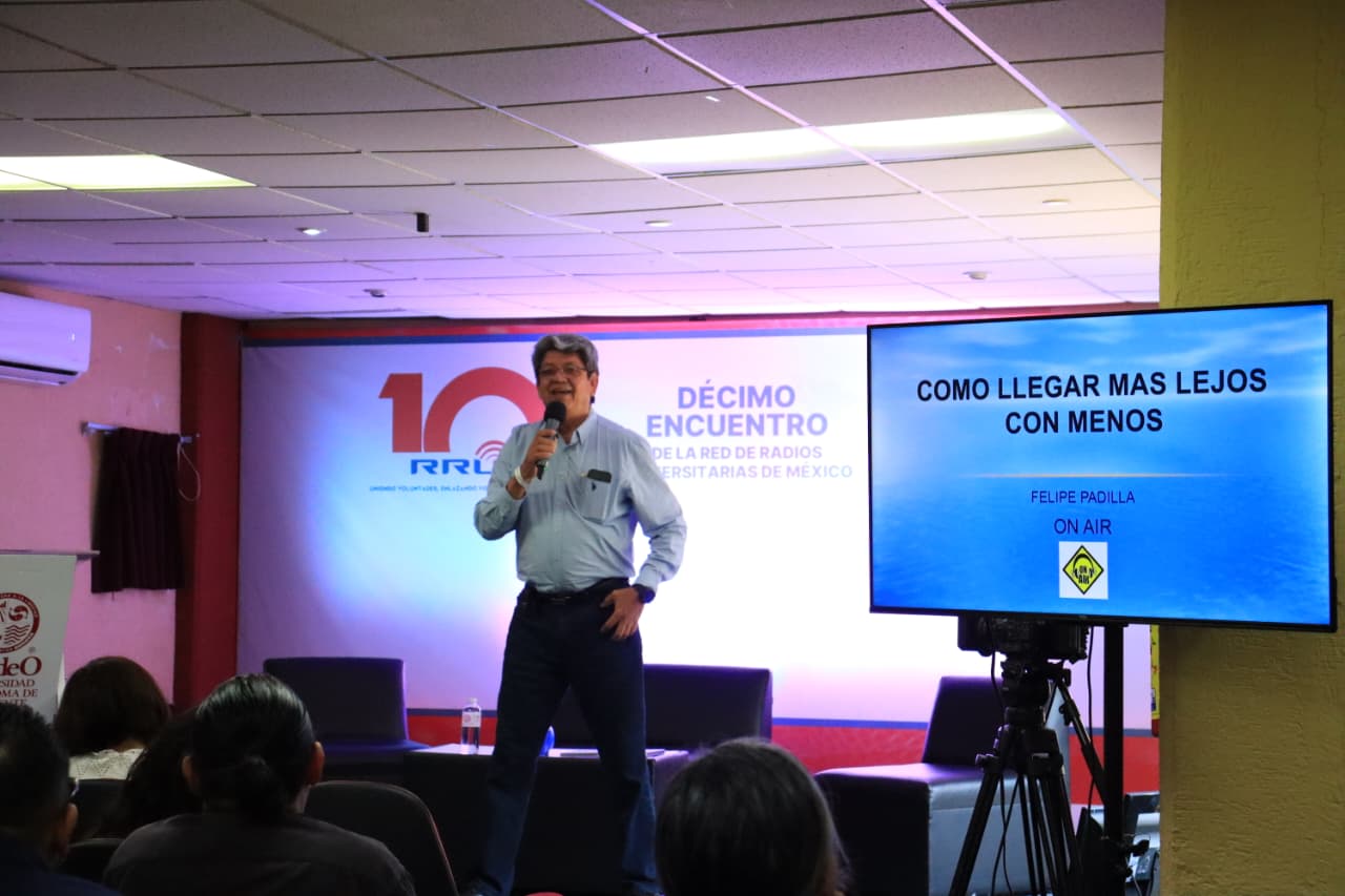 Felipe de Jesús Padilla Luna en una conferencia realizada en la UAdeO.
