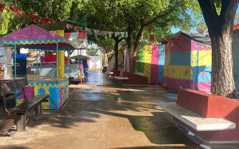 Puestos en los alrededores de la feria de la Virgen del Rosario en Guasave.