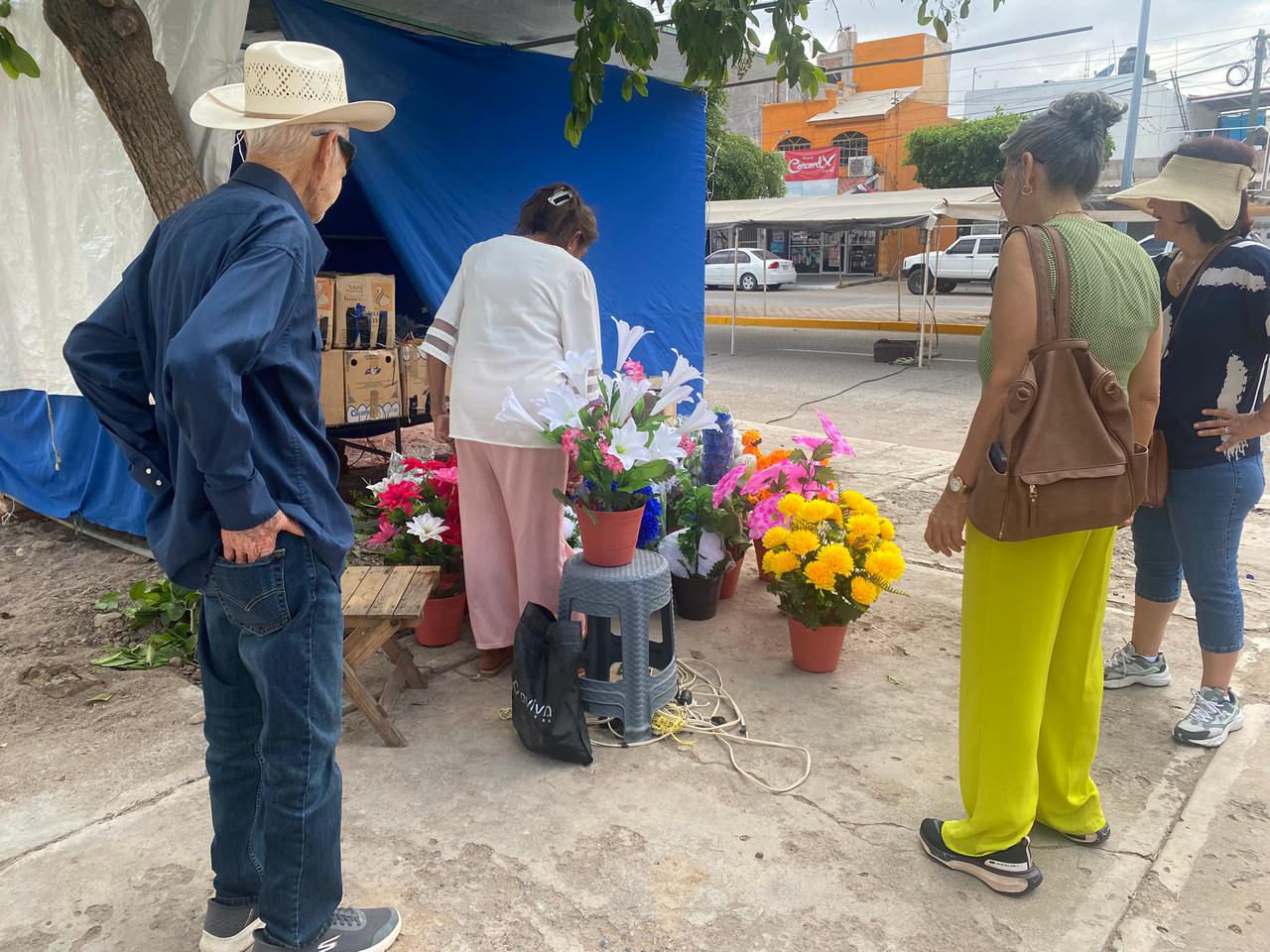 Floristas del panteón municipal de Guasave