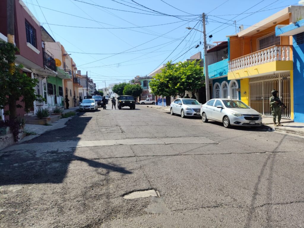 Fuerzas federales y estatales aseguran armas y droga en cateos en distintas colonias de Mazatlán