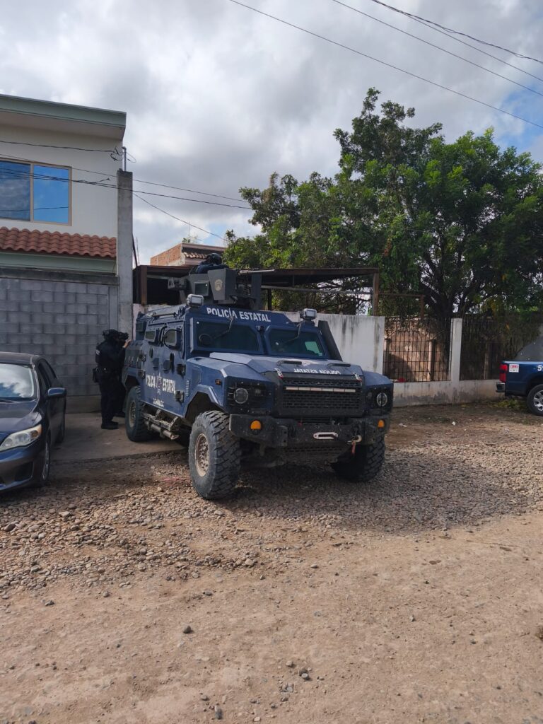 Fuerzas federales y estatales aseguran armas y droga en cateos en distintas colonias de Mazatlán