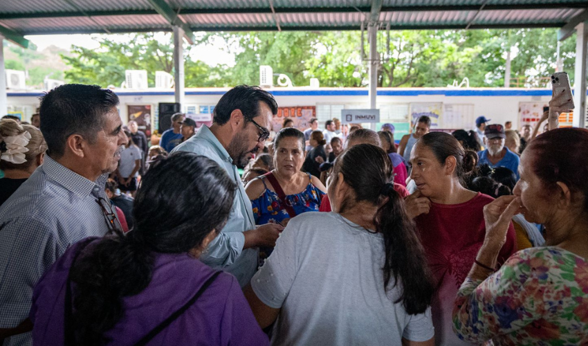 Gámez Mendívil habla con los vecinos de la colonia 16 de Septiembre