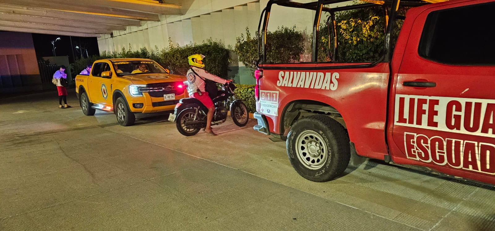 Hombre queda inconsciente al caer en una alberca de un condominio al norte de Mazatlán