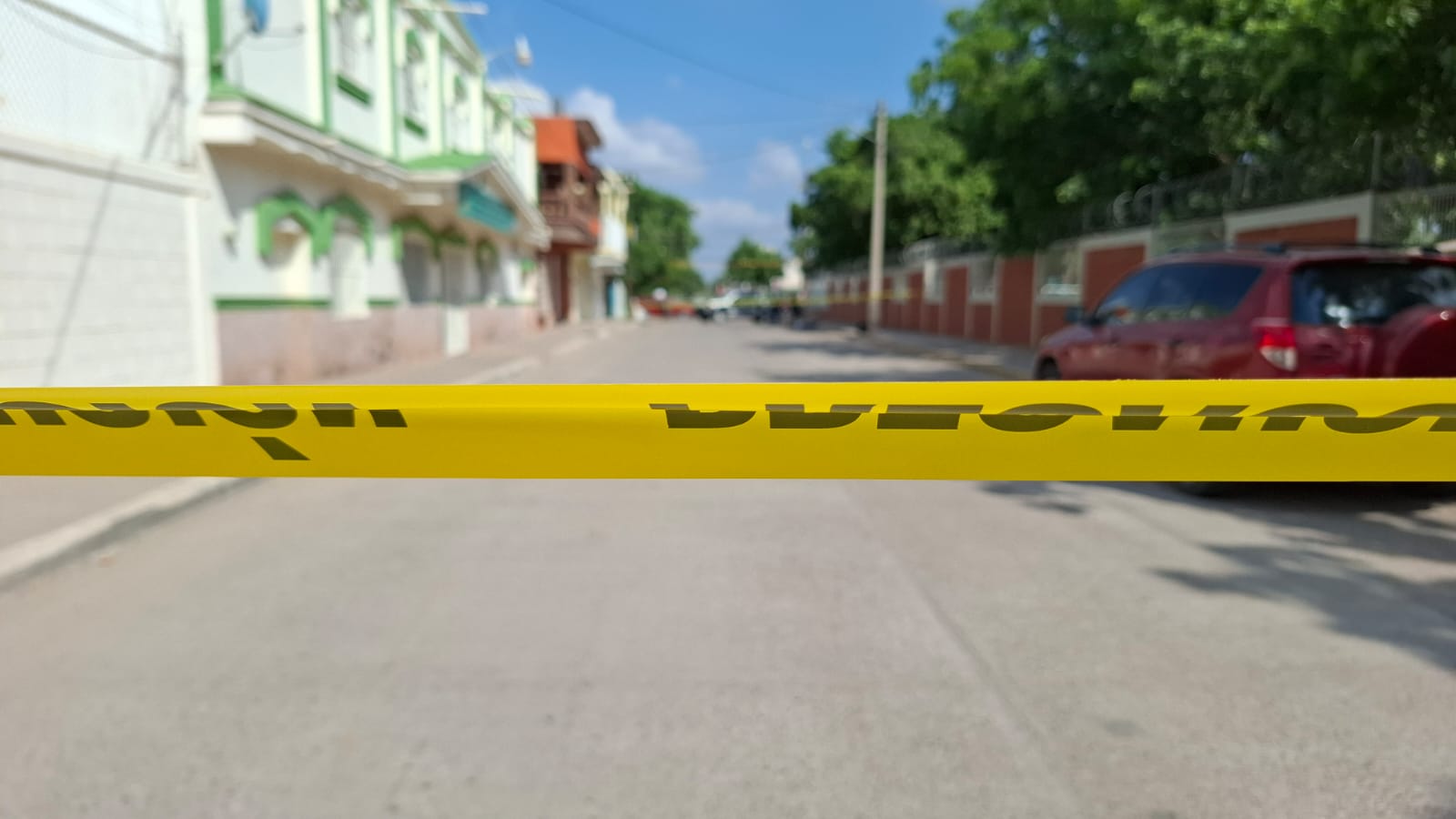 Asesinan a balazos a un hombre junto a primaria