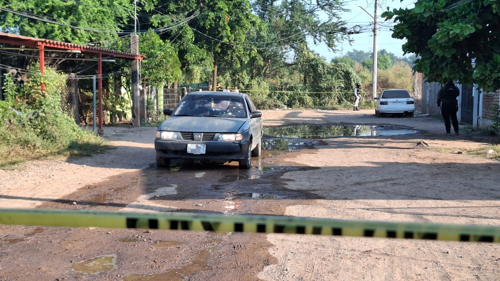 Agentes de policía delimitan la calle con cinta amarilla tras el crimen