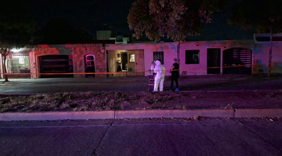 Investigadores periciales resguardan casa tras reporte de emergencia