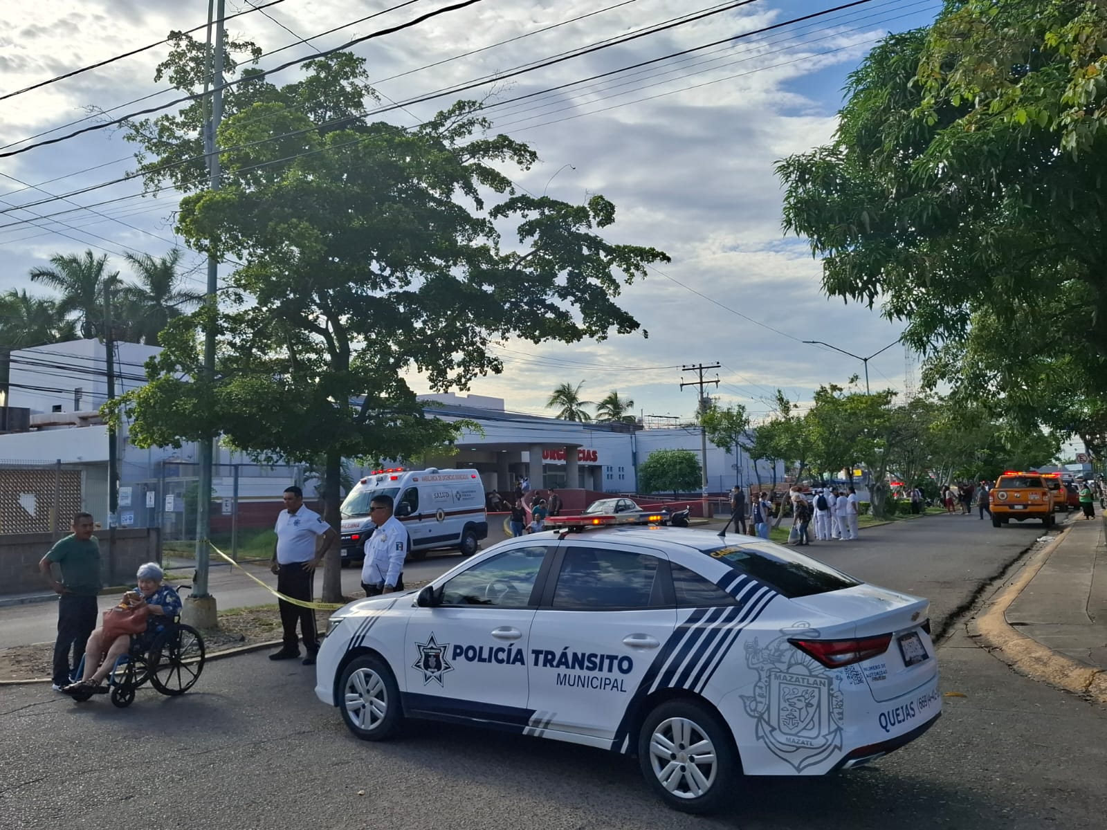 Evacuación en el Hospital Issste en Mazatlán.