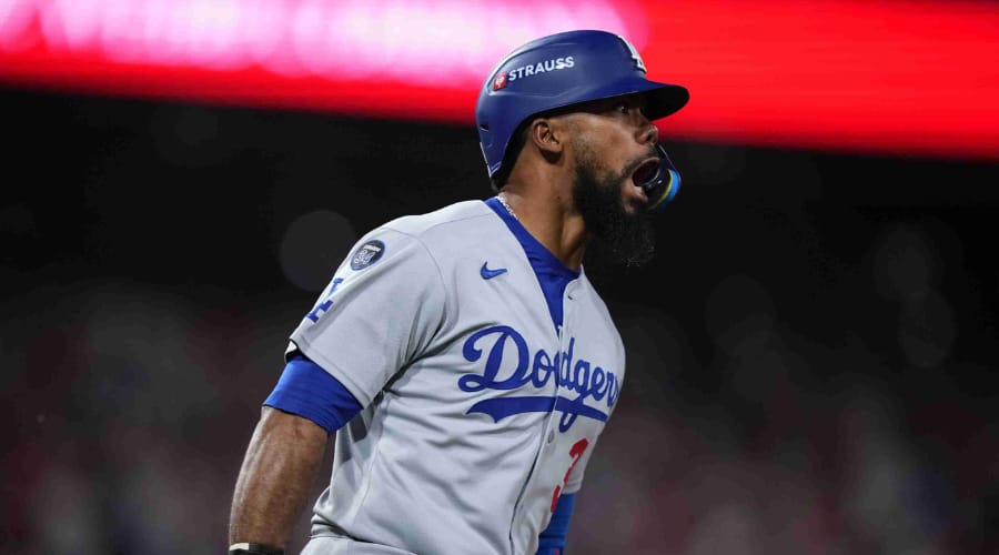 Teoscar Hernández celebra su jonrón ante Phillies de Philadelphia en Serie Divisional
