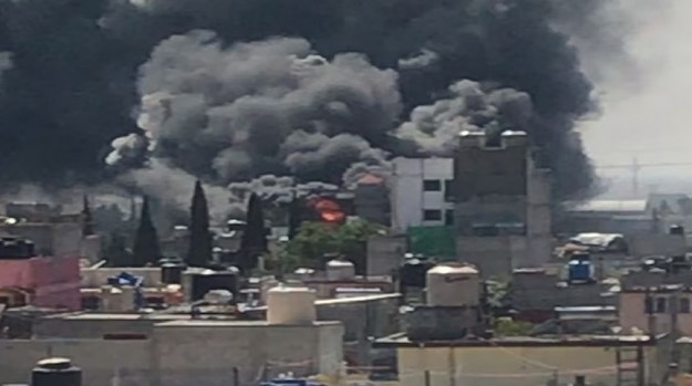 VIDEO: Aparatoso incendio en fábrica de colchones de Ecatepec provoca evacuación de 500 personas