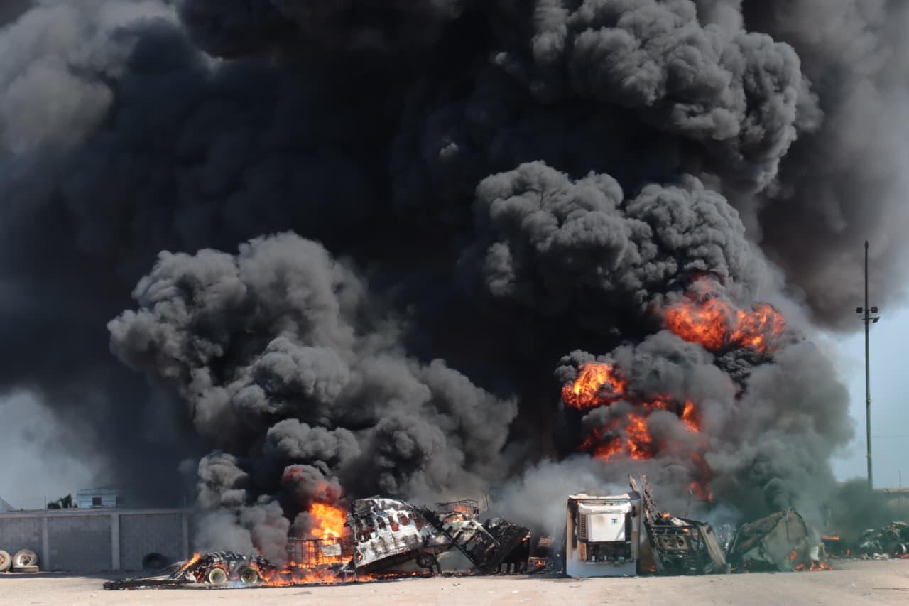 Incendio de pipa en zona industrial de Los Mochis.