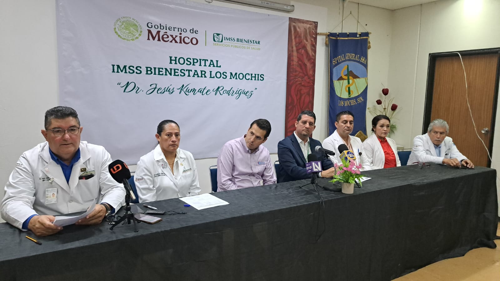Conferencia para invitar a la detección gratuita de problemas de articulaciones en Los Mochis.