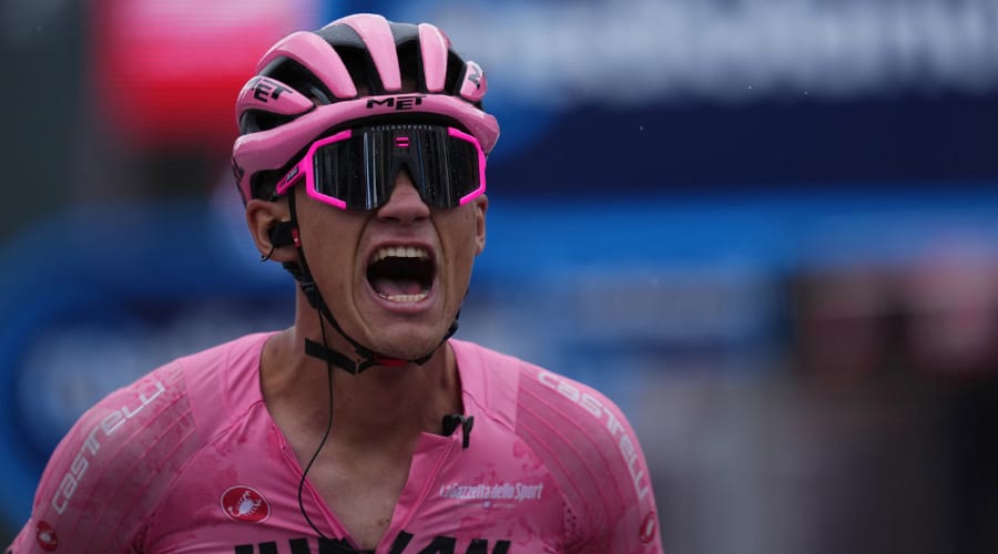 Isaac del Toro celebra un triunfo de etapa durante el Giro de Italia 2025