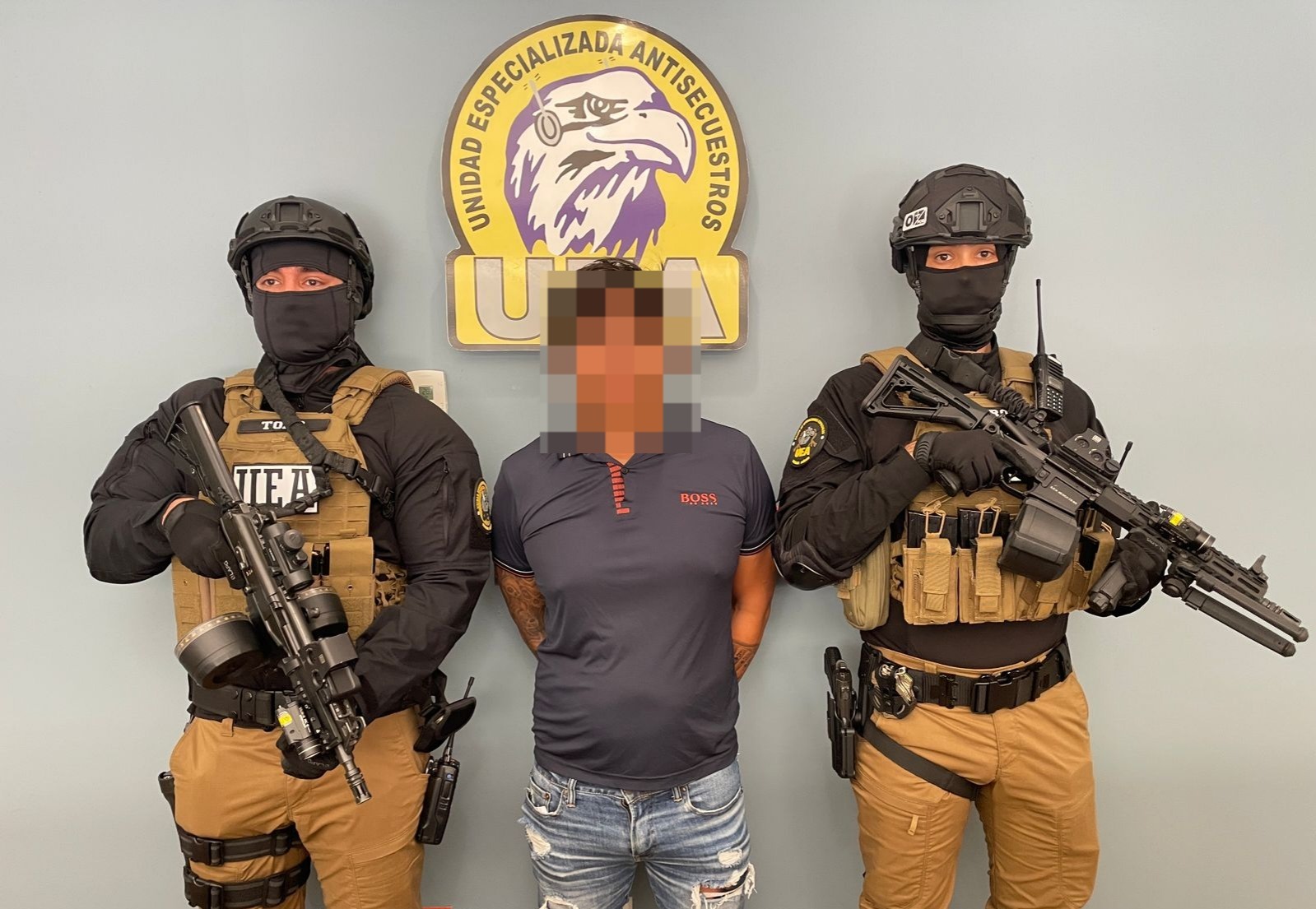 Unidad Especializada Antisecuestros con Ismael, el hombre detenido.