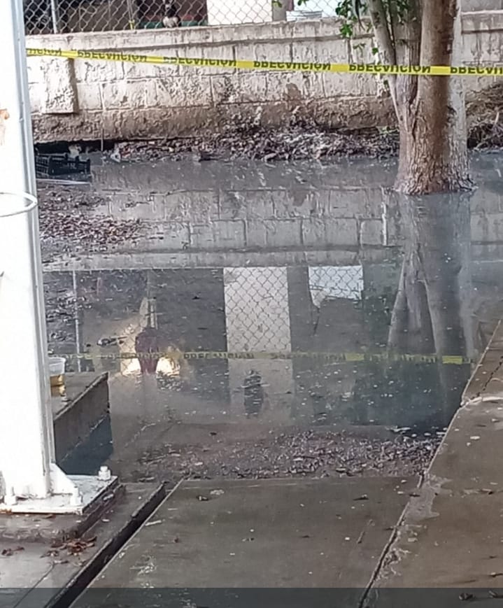 Inundación de aguas negras en el Jardín de Niños Rafael Buelna Tenorio.