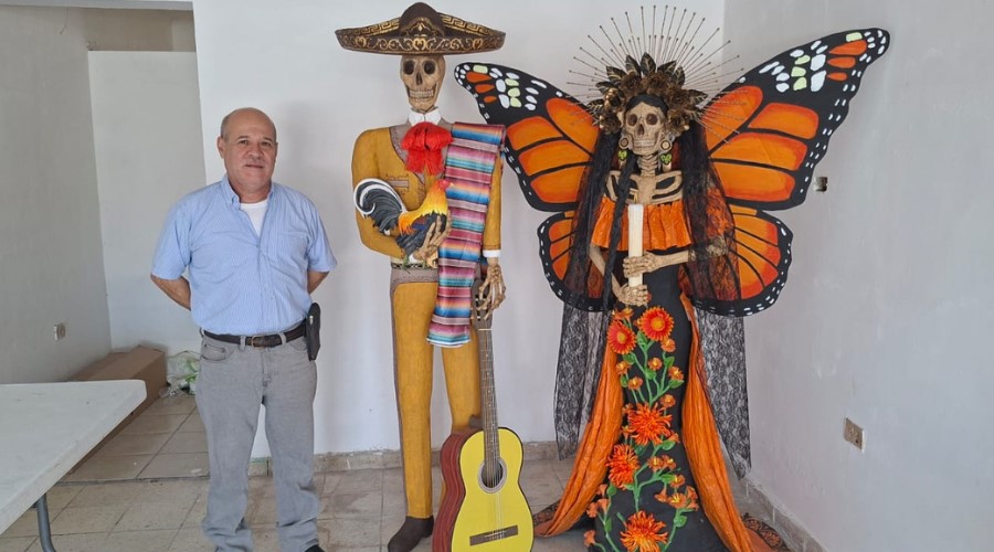 Juan Manuel junto a dos de sus obras.