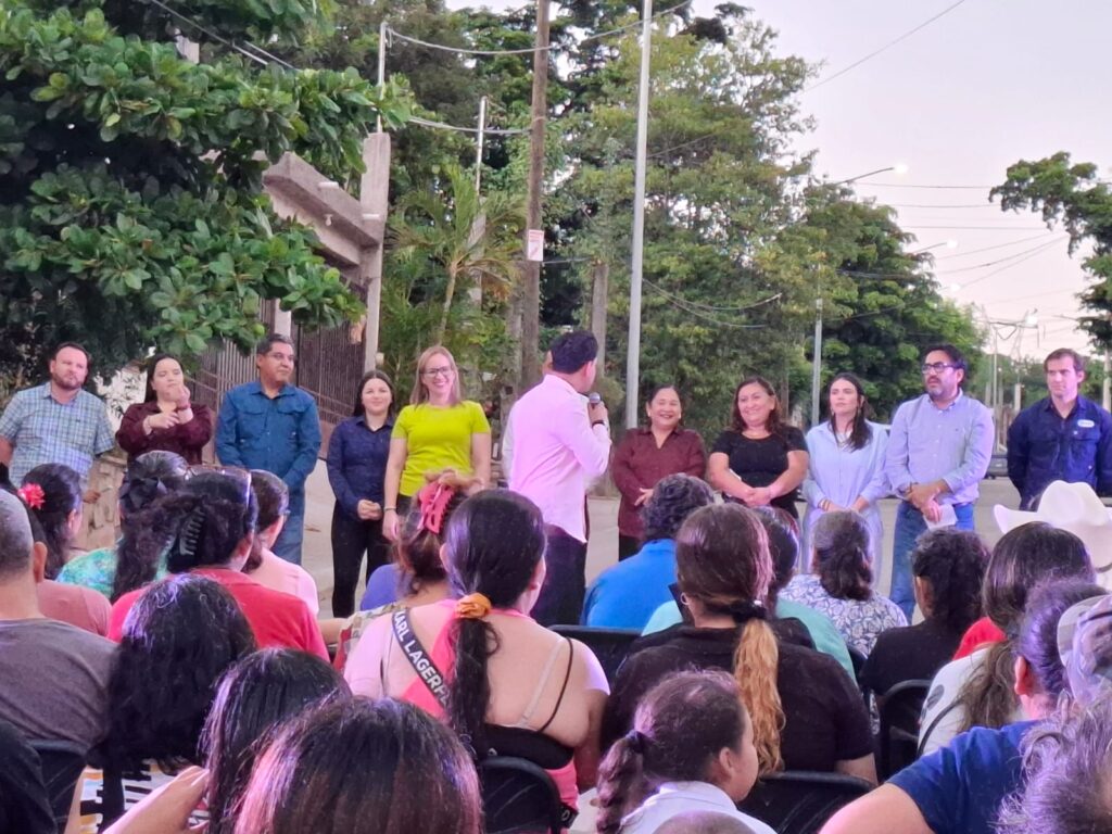 Juan de Dios Gámez entrega la calle pavimentada número 119 de las mil prometidas en Culiacán