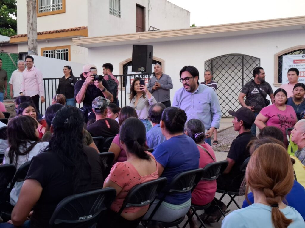Juan de Dios Gámez entrega la calle pavimentada número 119 de las mil prometidas en Culiacán