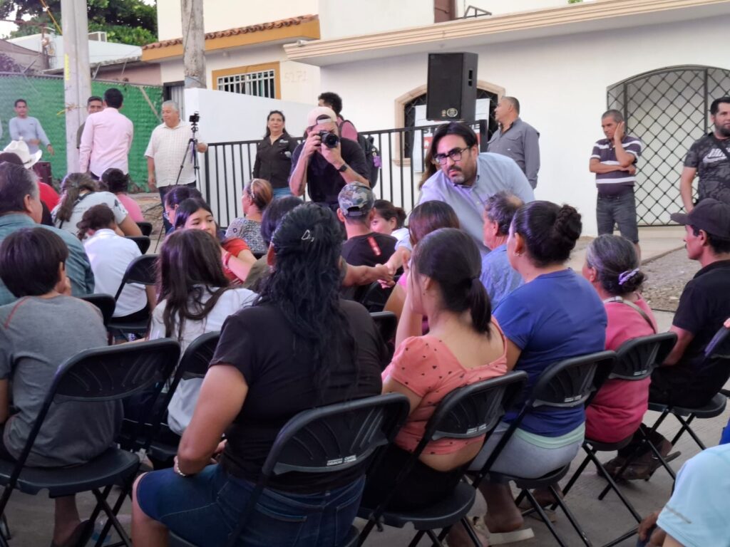 Juan de Dios Gámez entrega la calle pavimentada número 119 de las mil prometidas en Culiacán