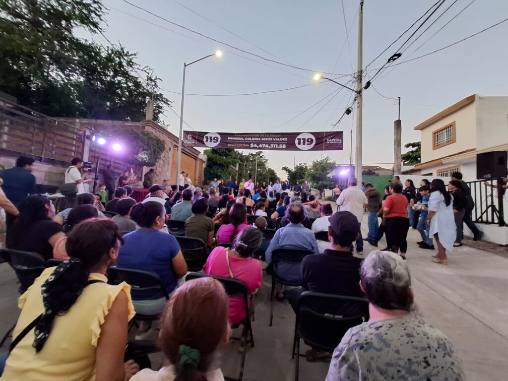 Juan de Dios Gámez entrega la calle pavimentada número 119 de las mil prometidas en Culiacán