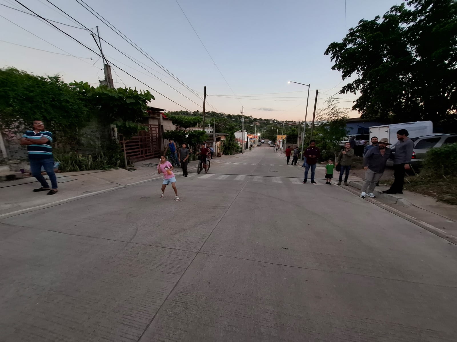 Juan de Dios Gámez entrega la calle pavimentada número 119 de las mil prometidas en Culiacán