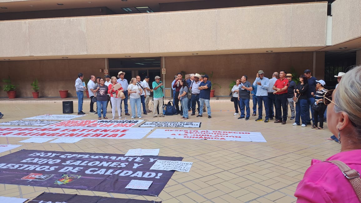 Manifestación de jubilados de la UAS en Palacio de Gobierno.