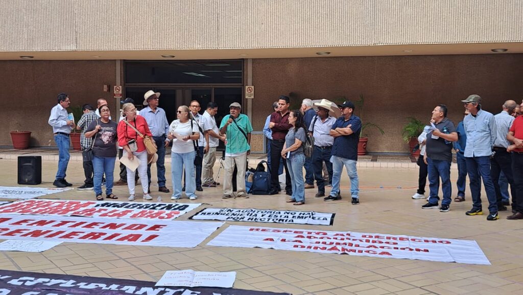 Manifestación de jubilados de la UAS en Palacio de Gobierno.