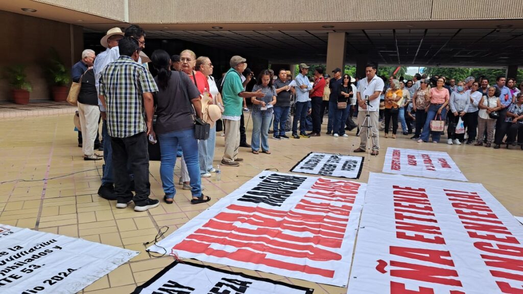 Manifestación de jubilados de la UAS en Palacio de Gobierno.