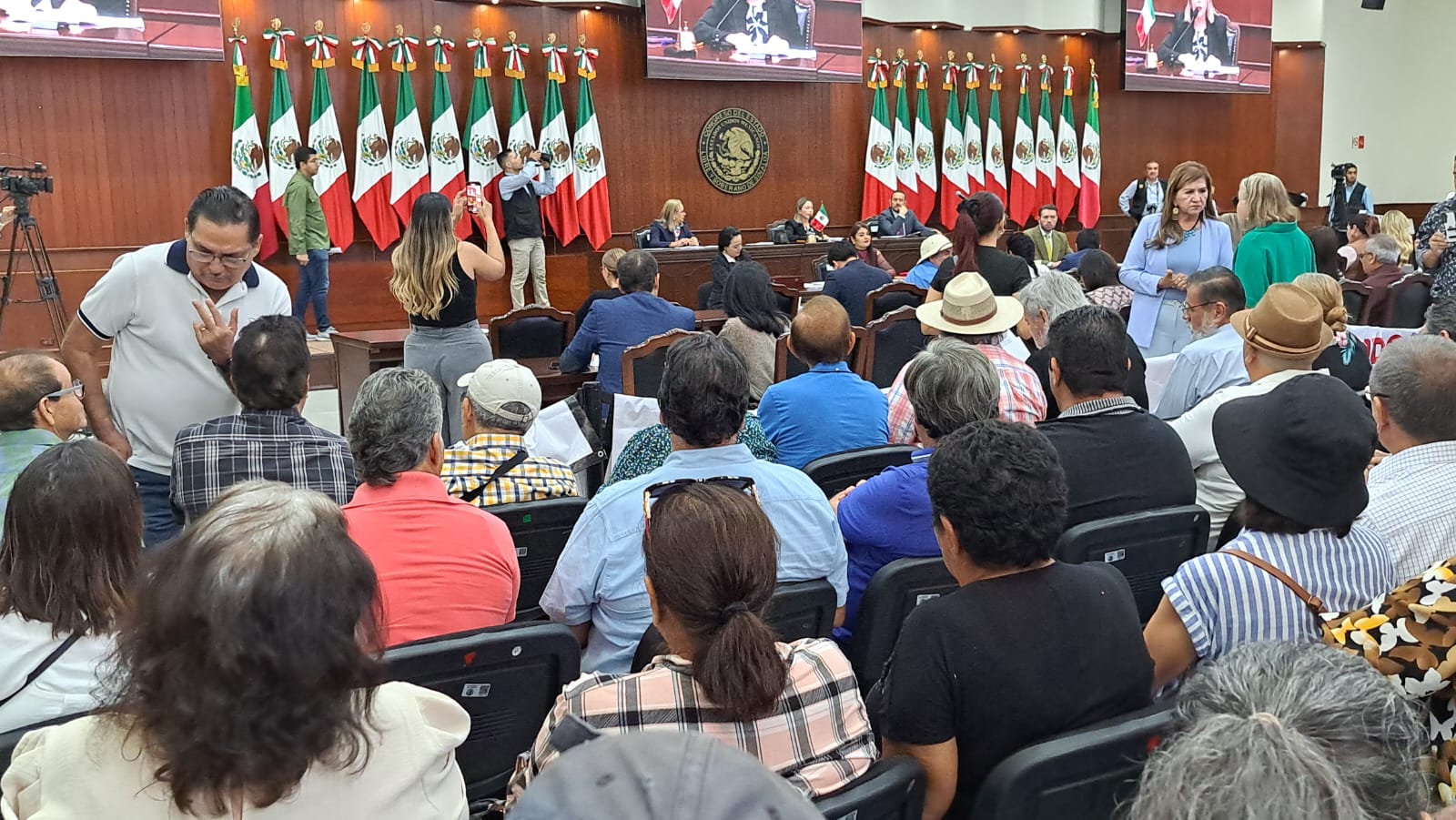 Grupo de jubilados de la Universidad Autónoma de Sinaloa en el Congreso.