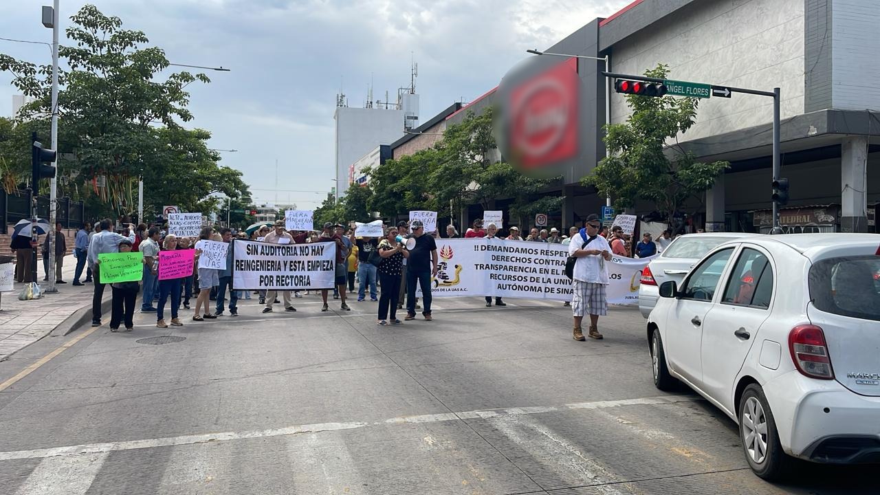 Jubilados de la UAS protestan
