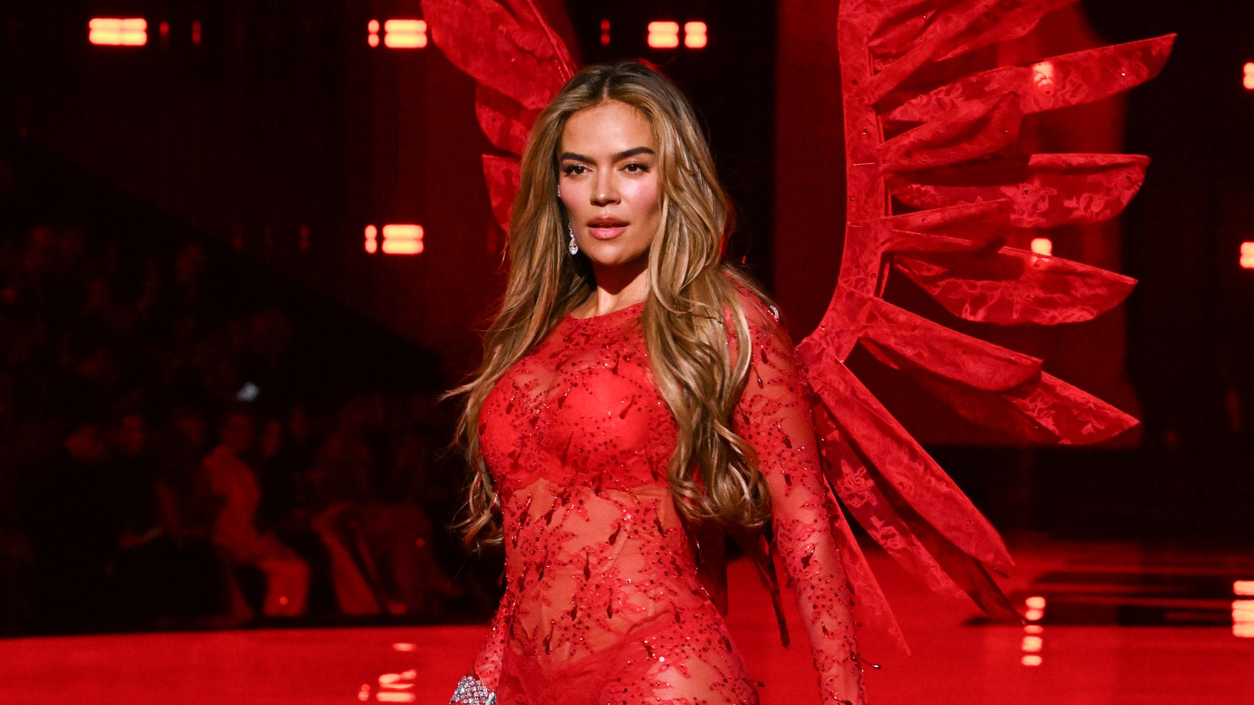 Karol G le pone ritmo al desfile de Victoria’s Secret y deslumbra con sensual atuendo rojo
