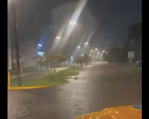 Recorridos de Protección Civil por calles de Mazatlán que iniciaron este jueves 16 de octubre con lluvias muy fuertes.