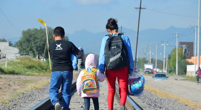 Lanza EU incentivo económico para que niños migrantes abandonen el país