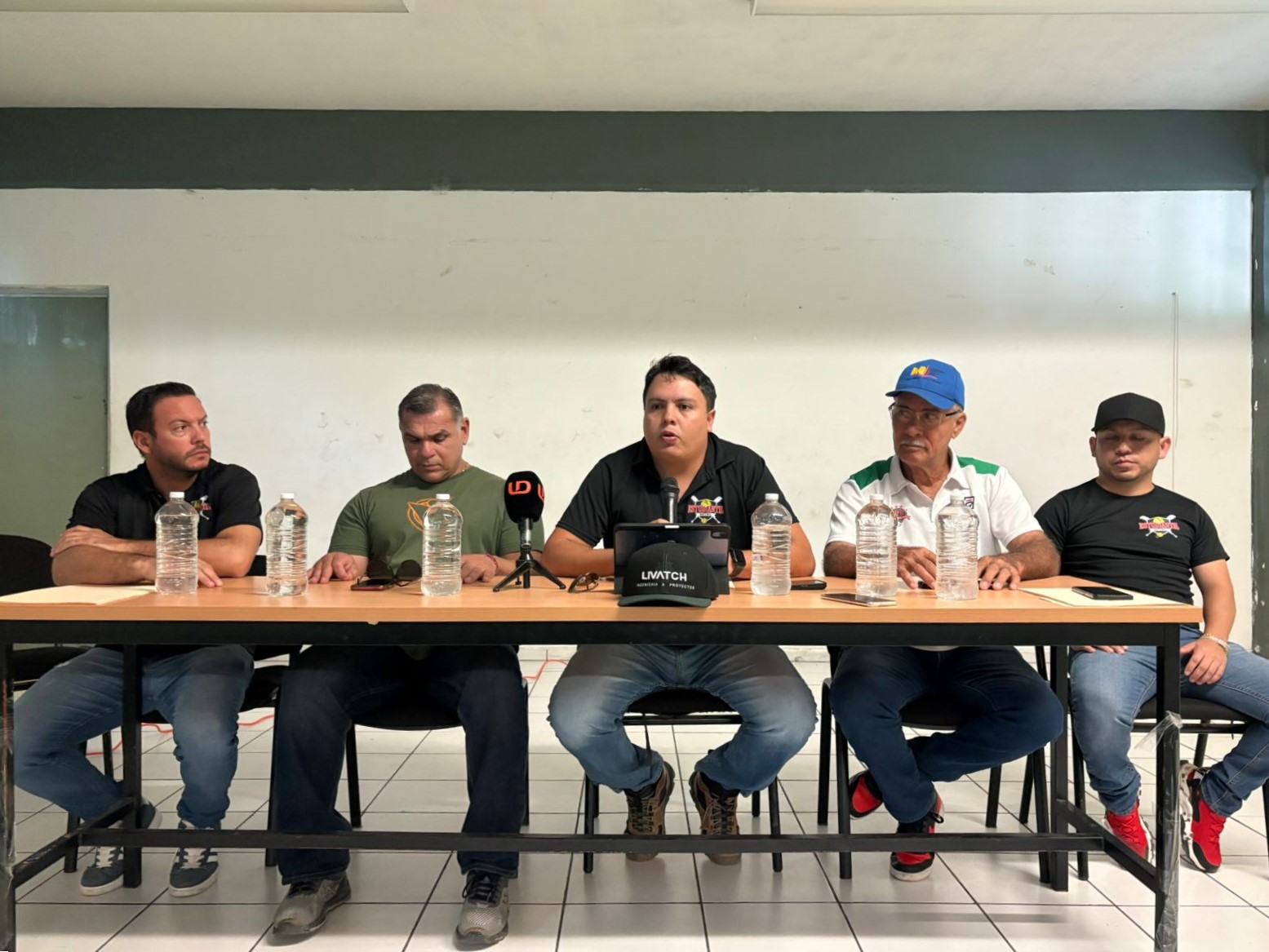 Rueda de prensa para presentar la Liga Estudiantil de Softbol Interprepas en Los Mochis.