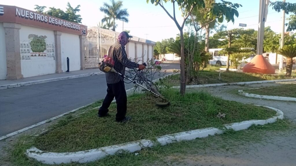 Limpieza en panteones de Guasave.