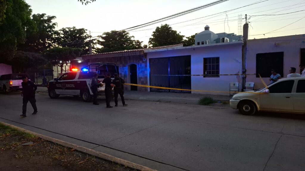 Policía Municipal afuera del domicilio donde fueron encontrados sin vida una abuela y su nieto.
