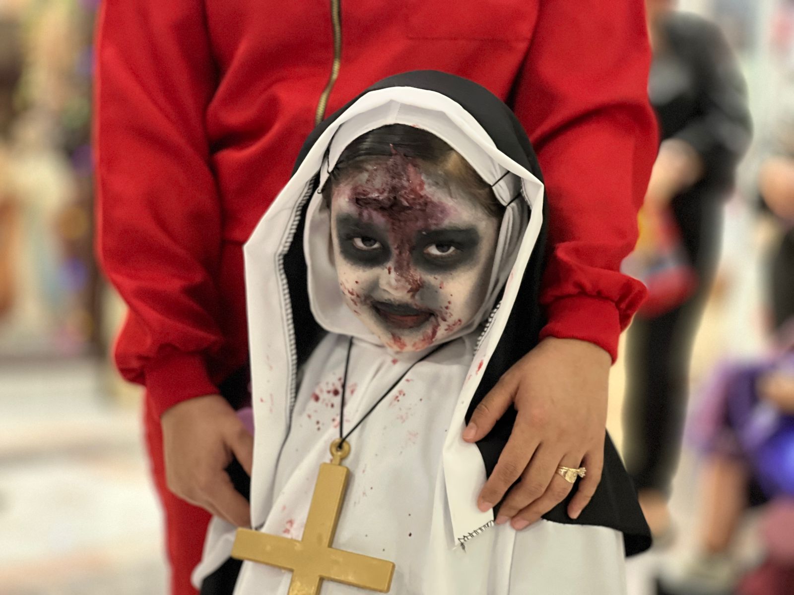 Niña disfrazada de La Monja en el Halloween de Culiacán 2025