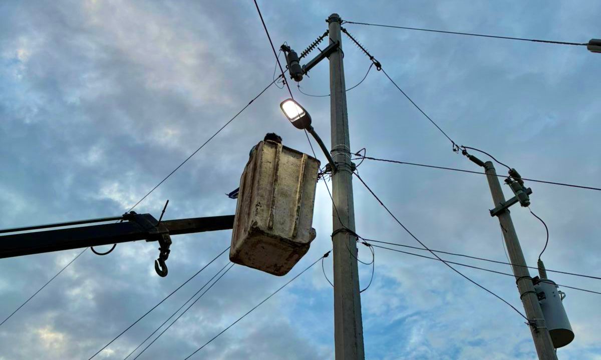 Instalación de luminarias en San Blas.